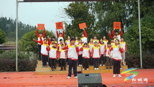 妙隘鄉(xiāng)中學(xué)舉行紀(jì)念“一二·九”運(yùn)動(dòng)八十六周年文藝匯演暨團(tuán)校揭牌儀式
