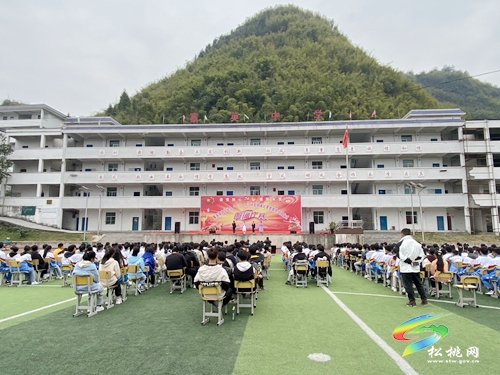 寨英鎮(zhèn)中學(xué)舉辦“請(qǐng)黨放心，強(qiáng)國有我”紀(jì)念一二·九運(yùn)動(dòng)詩歌朗誦比賽