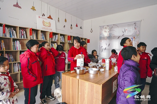 婦聯(lián)給留守兒童過生日　特別的愛給特別的你