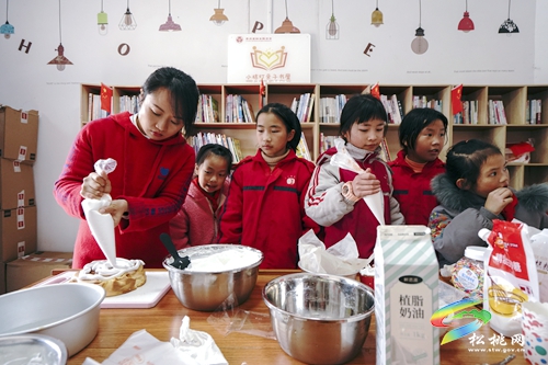 婦聯(lián)給留守兒童過生日　特別的愛給特別的你