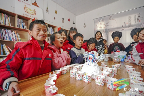 婦聯(lián)給留守兒童過生日　特別的愛給特別的你