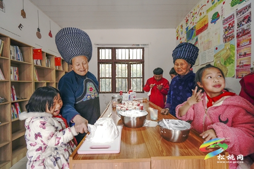 婦聯(lián)給留守兒童過生日　特別的愛給特別的你