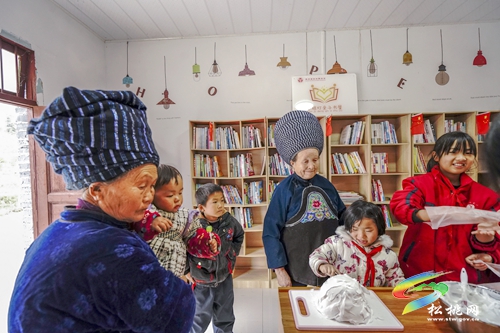 婦聯(lián)給留守兒童過生日　特別的愛給特別的你