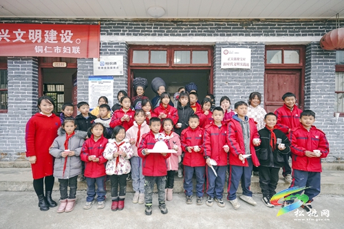 婦聯(lián)給留守兒童過生日　特別的愛給特別的你