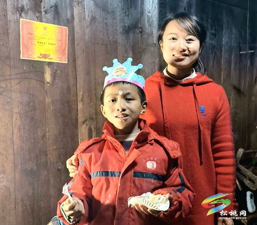 婦聯(lián)給留守兒童過生日　特別的愛給特別的你