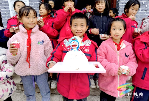 婦聯(lián)給留守兒童過生日　特別的愛給特別的你