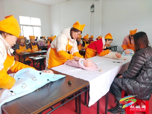 松桃總工會(huì)首期“護(hù)工就業(yè)行動(dòng)”育嬰師精品班培訓(xùn)開班