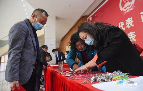 中國人民政治協(xié)商會(huì)議第十五屆松桃苗族自治縣委員會(huì)第一次會(huì)議與會(huì)人員陸續(xù)報(bào)到