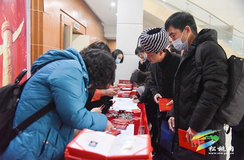 中國人民政治協(xié)商會(huì)議第十五屆松桃苗族自治縣委員會(huì)第一次會(huì)議與會(huì)人員陸續(xù)報(bào)到
