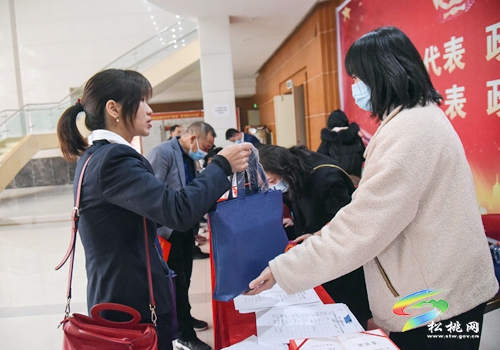 中國人民政治協(xié)商會(huì)議第十五屆松桃苗族自治縣委員會(huì)第一次會(huì)議與會(huì)人員陸續(xù)報(bào)到