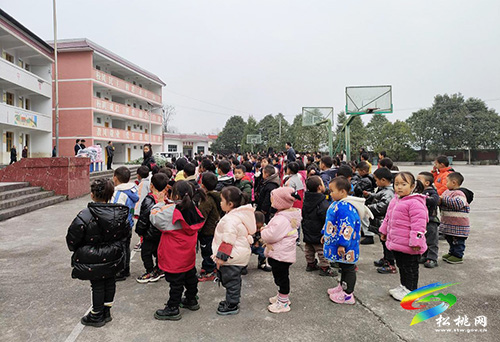 ​世昌街道：捐贈愛心書包　情暖龍亭完小