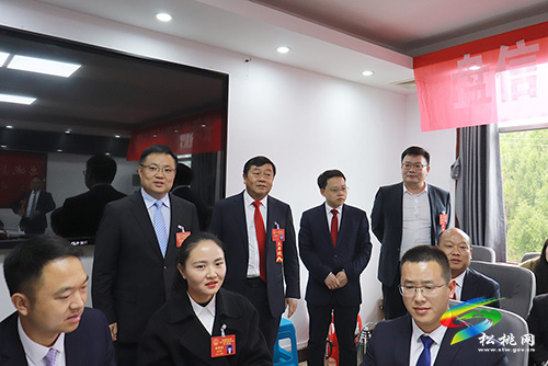 【聚焦“兩會(huì)”】​縣領(lǐng)導(dǎo)赴各代表團(tuán)討論點(diǎn)看望代表