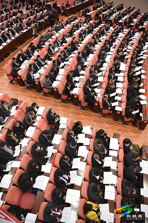 松桃苗族自治縣第十七屆人民代表大會第一次會議第二次全體會議召開