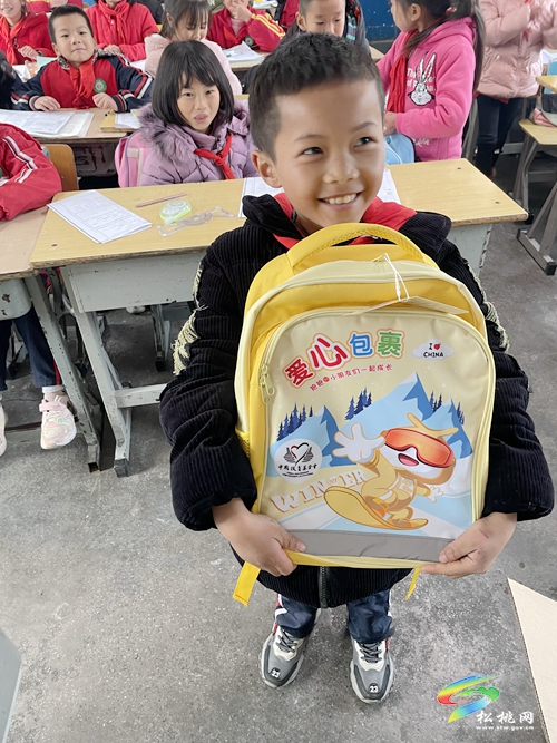 中國扶貧基金會的愛心人士為普覺鎮(zhèn)大同完小捐贈愛心包裹
