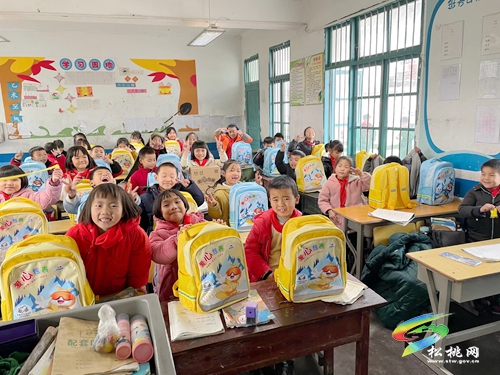 中國扶貧基金會的愛心人士為普覺鎮(zhèn)大同完小捐贈愛心包裹