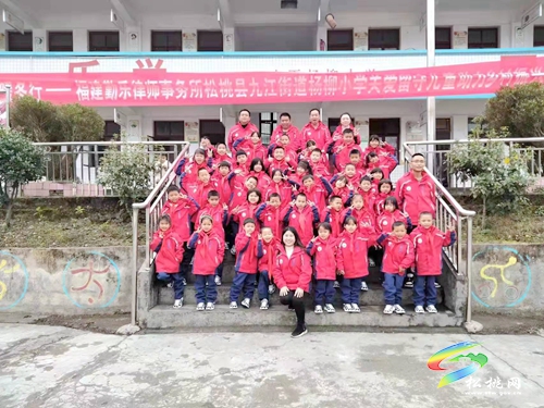 校服捐贈暖冬行　教育振興助發(fā)展