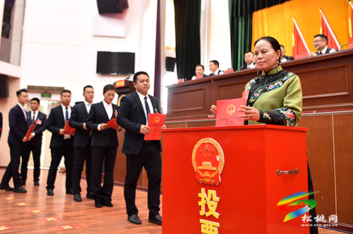 松桃苗族自治縣第十七屆人民代表大會(huì)第一次會(huì)議第三次全體會(huì)議召開