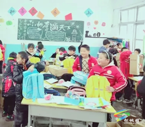 平頭鎮(zhèn)：愛心包裹獻(xiàn)溫暖，冬日助學(xué)傳愛心