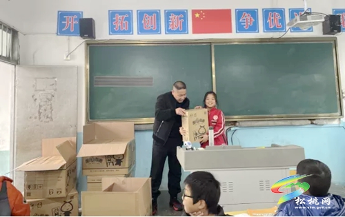 平頭鎮(zhèn)：愛心包裹獻(xiàn)溫暖，冬日助學(xué)傳愛心
