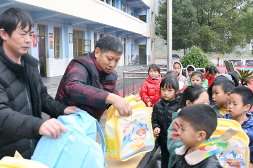 寨英鎮(zhèn)2000余名小學(xué)生喜領(lǐng)“愛心包裹”