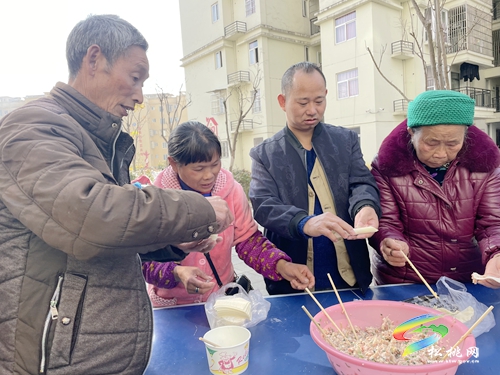 育才社區(qū)：情暖冬至節(jié)　濃濃餃子情