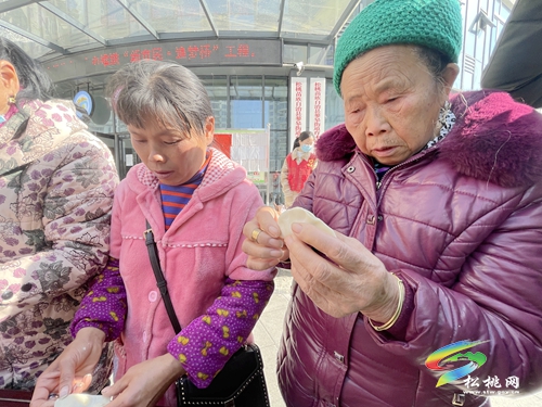 育才社區(qū)：情暖冬至節(jié)　濃濃餃子情