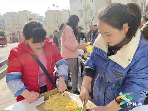 育才社區(qū)：情暖冬至節(jié)　濃濃餃子情