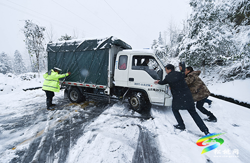 松桃：抗雪凝保暢通