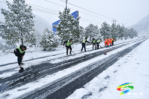 松桃：抗雪凝保暢通