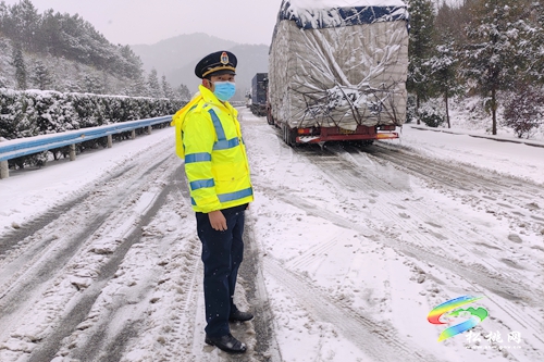 奮戰(zhàn)8小時(shí)！松桃多方協(xié)作成功幫助百余滯留車輛脫困