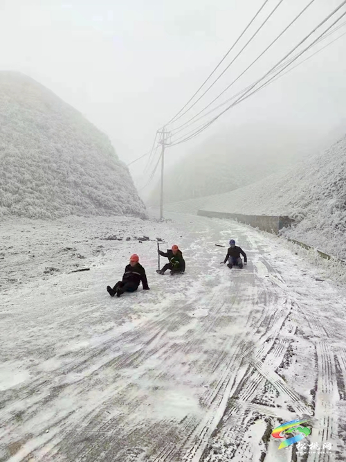 松桃供電局：積極應(yīng)對雪凝天氣