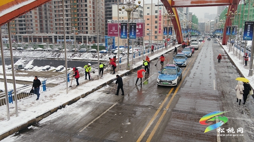 松桃公路管理段開展抗雪凝保暢通志愿服務(wù)活動(dòng)