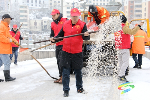 松桃公路管理段開展抗雪凝保暢通志愿服務(wù)活動(dòng)