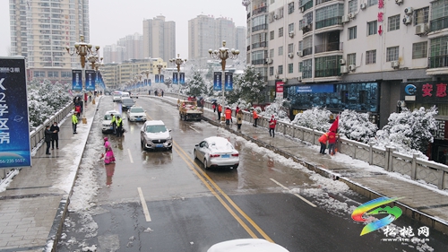松桃公路管理段開展抗雪凝保暢通志愿服務(wù)活動(dòng)