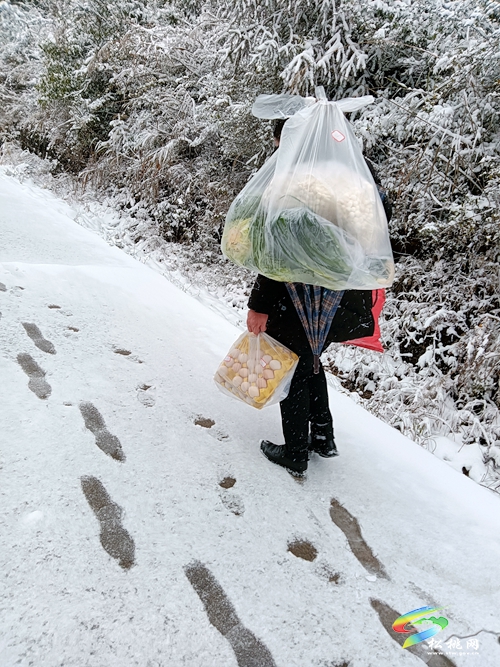 寨英鎮(zhèn)岑峰村完小：教師徒步挑運食堂生活物資