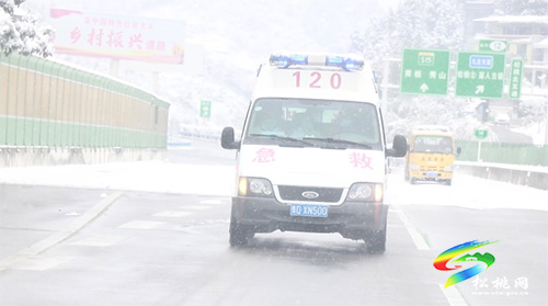 重癥患者急需用血 松桃交警開通綠色通道全程護(hù)送