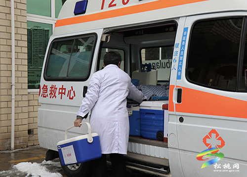 重癥患者急需用血 松桃交警開通綠色通道全程護(hù)送