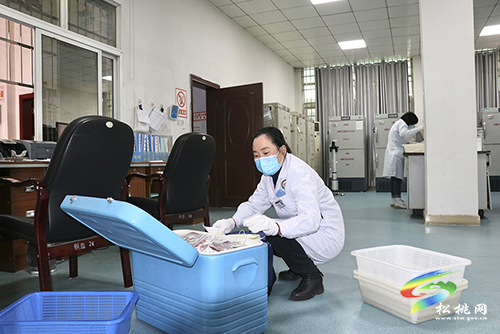 重癥患者急需用血 松桃交警開通綠色通道全程護(hù)送