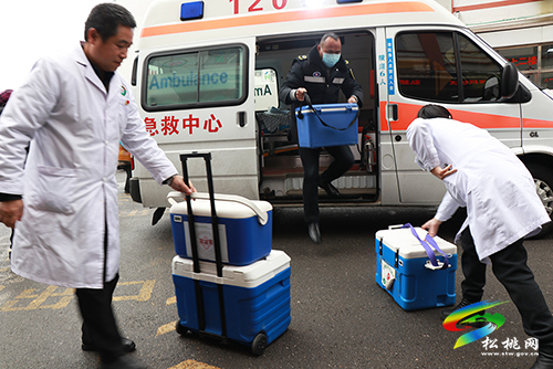 重癥患者急需用血 松桃交警開通綠色通道全程護(hù)送