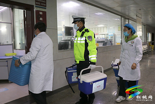 重癥患者急需用血 松桃交警開通綠色通道全程護(hù)送
