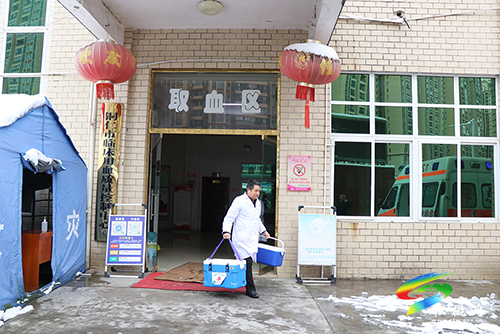 重癥患者急需用血 松桃交警開通綠色通道全程護(hù)送