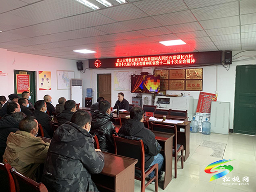 ​龍秀福到長(zhǎng)興村宣講黨的十九屆六中全會(huì)精神和省委十二屆十次全會(huì)精神