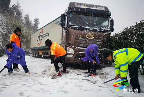 松銅高速：高速大雪阻路　一路三方尖兵護航