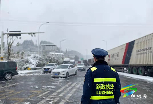 松銅高速：高速大雪阻路　一路三方尖兵護航