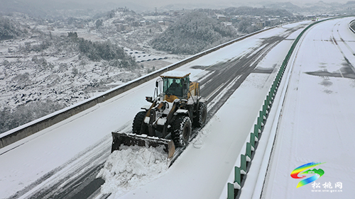 松銅高速：高速大雪阻路　一路三方尖兵護航