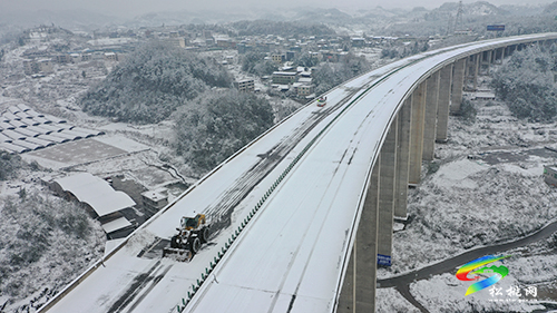 松銅高速：高速大雪阻路　一路三方尖兵護航