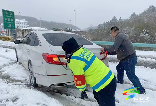 松銅高速：高速大雪阻路　一路三方尖兵護航