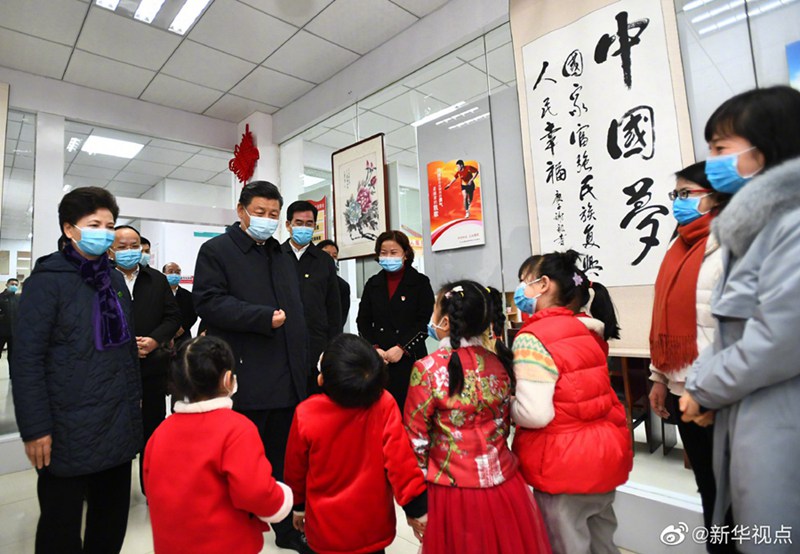 習(xí)近平在貴陽考察超市和社區(qū)