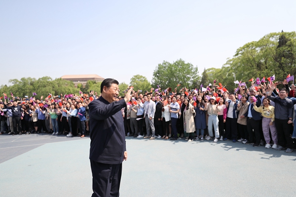 青春在不懈奮斗中綻放絢麗之花