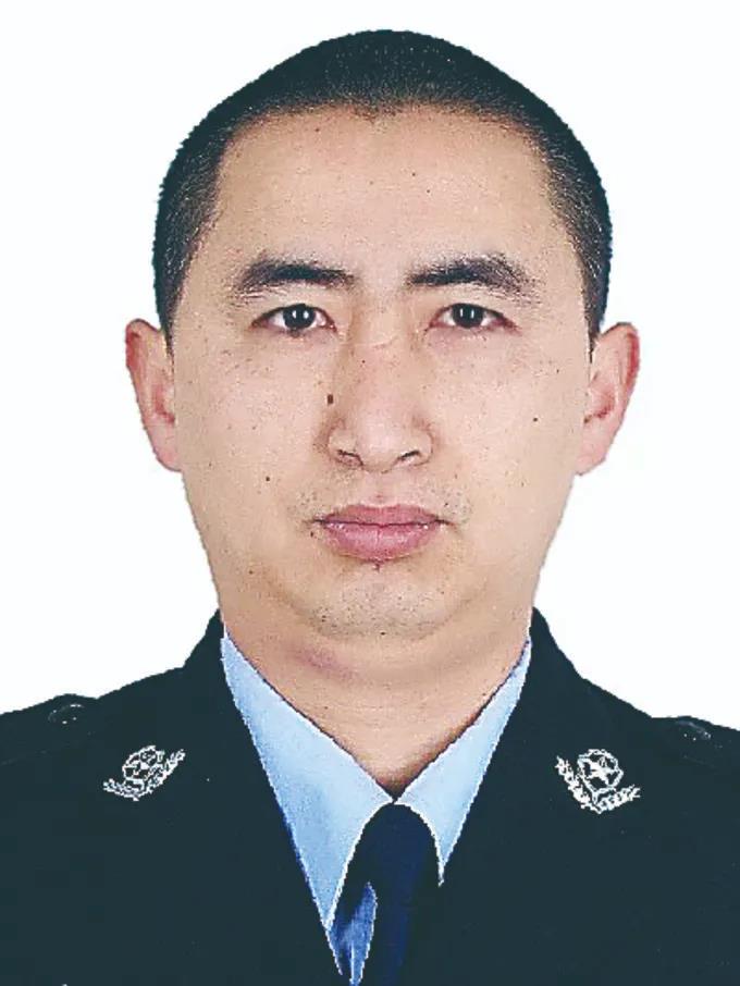 被歹徒刺成重傷，他仍緊緊抓住嫌疑人不放……